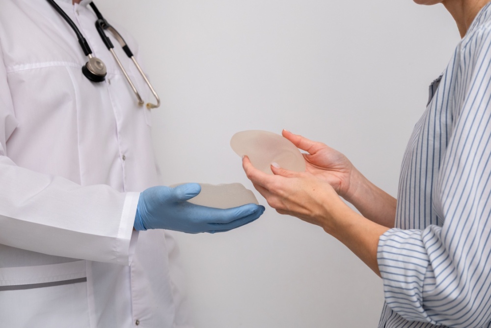 Qual a diferença entre mamoplastia e mastopexia?
